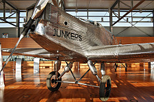 Junkers W 33 "Bremen" in der Flughafenhalle Bremen