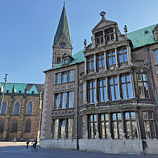 Mit der Sanierung der Fenster an der Nordfassade des Neuen Rathauses wird in Kürze begonnen. 