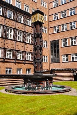 Innenhof mit Brunnen und Uhrenturm