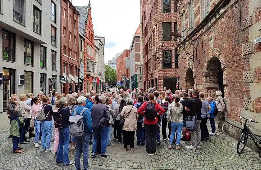 Detlef Stein erläuterte die Renaissance-Fassade der Stadtwaage.