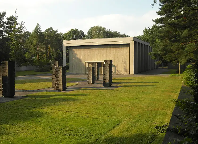 Friedhof Huckelriede mit der sog. Feierhalle