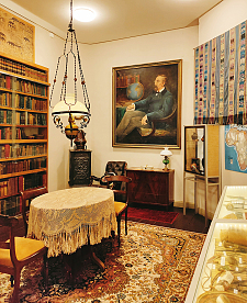 Möbel aus dem Nachlass von Gerhard Rohlfs im Schloss Schönebeck
