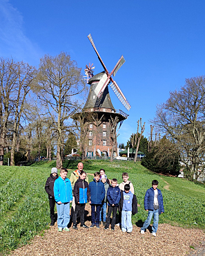 Gruppenfoto vor der Wallmühle