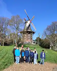 Gruppenfoto vor der Wallmühle