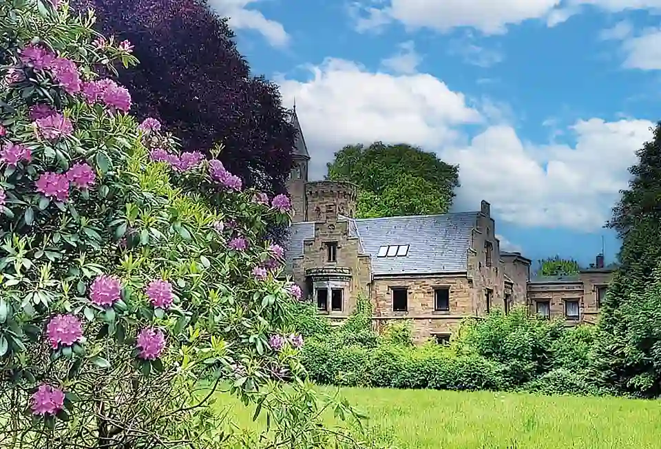 W&auml;tjens Park; im Hintergrund die Villa im Stil der englischen Tudorgotik.