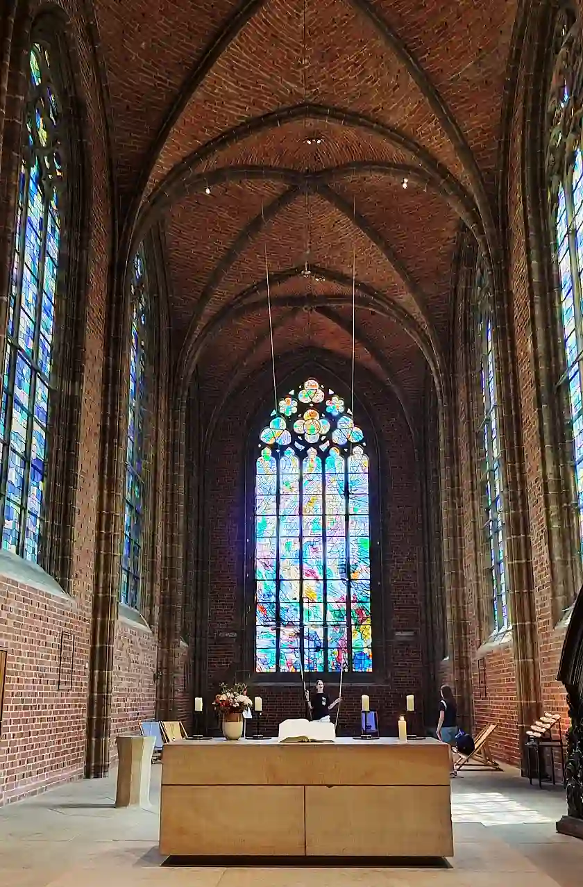 Manessier-Fenster in der Kirche Unser Lieben Frauen