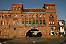 Historisches Torgebäude auf dem Betriebsgelände der Haake-Beck Brauerei (Anheuser-Busch InBev) Am Deich in der Alten Neustadt