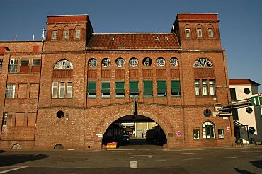 Historisches Torgebäude auf dem Betriebsgelände der Haake-Beck Brauerei (Anheuser-Busch InBev) Am Deich in der Alten Neustadt