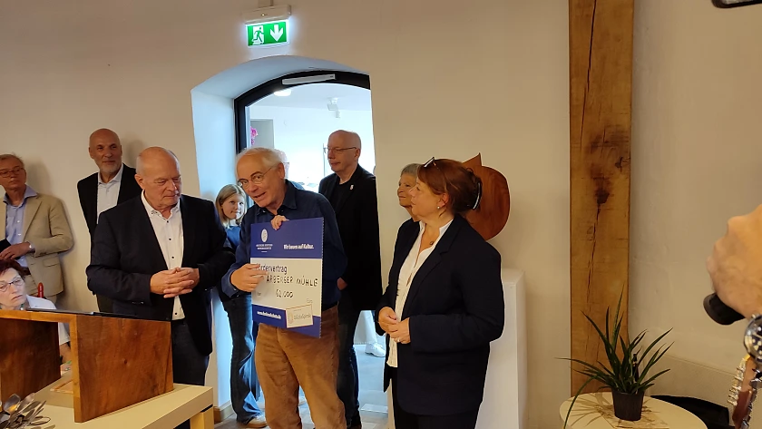 Dr. Wolfram Seibert überreicht den Förderbescheid.