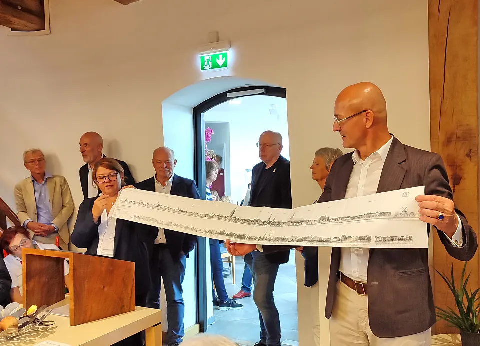 Dr. Christine Onnen und Uwe Schwartz pr&auml;sentieren das mehr als einen Meter lange Leporello aus Band 23.