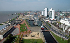 Blick über den Alten Hafen in Bremerhaven mit der Großbaustelle im Jahr 2006