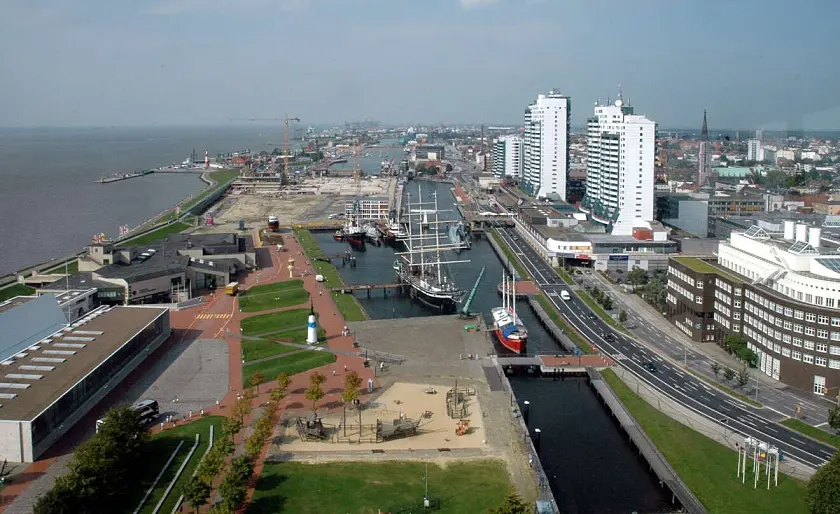 Blick über den Alten Hafen in Bremerhaven mit der Großbaustelle im Jahr 2006