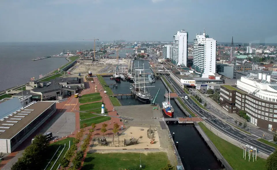 Blick &uuml;ber den Alten Hafen in Bremerhaven mit der Gro&szlig;baustelle im Jahr 2006
