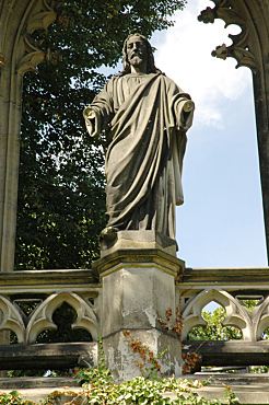 Christus-Sandsteinfigur in der Pfeilerhalle