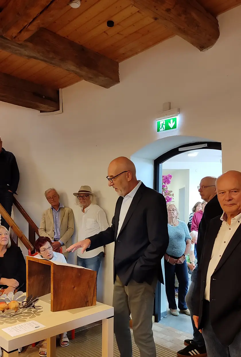 Jörg Meyer (links), Vorsitzender des Fördervereins Arberger Mühle e. V., und Werner Möller (rechts), Eigentümer der Mühle.