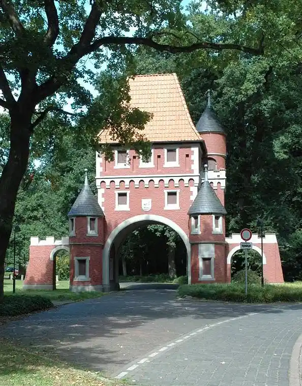 Als unverzichtbares Kulturdenkmal bewertet: Das Parktor Speckenbüttel, 1896 von Bernhard von Glahn