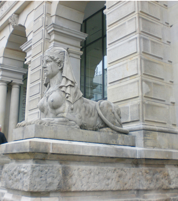 Restaurierte Sphinx vor dem Übersee-Museum