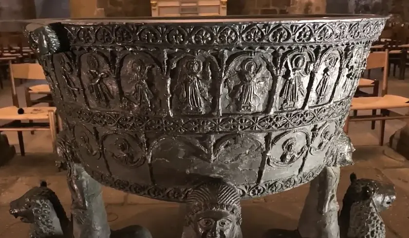 spätromanisches Taubecken im St. Petri Dom