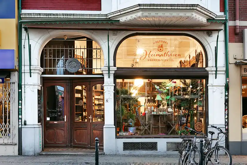 Au&szlig;enansicht von Holtorfs Heimathaven, vormals Kolonialwaren Holtorf