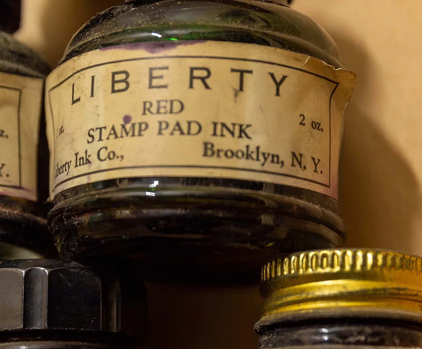 Die Tintengl&auml;schen mit roter Spezialtinte f&uuml;r Stempelkissen der Firma LIBERTY aus Brooklyn, New York, stammen aus einem Kellerfund im Haus des Reichs im April 2020. Abb.: SF