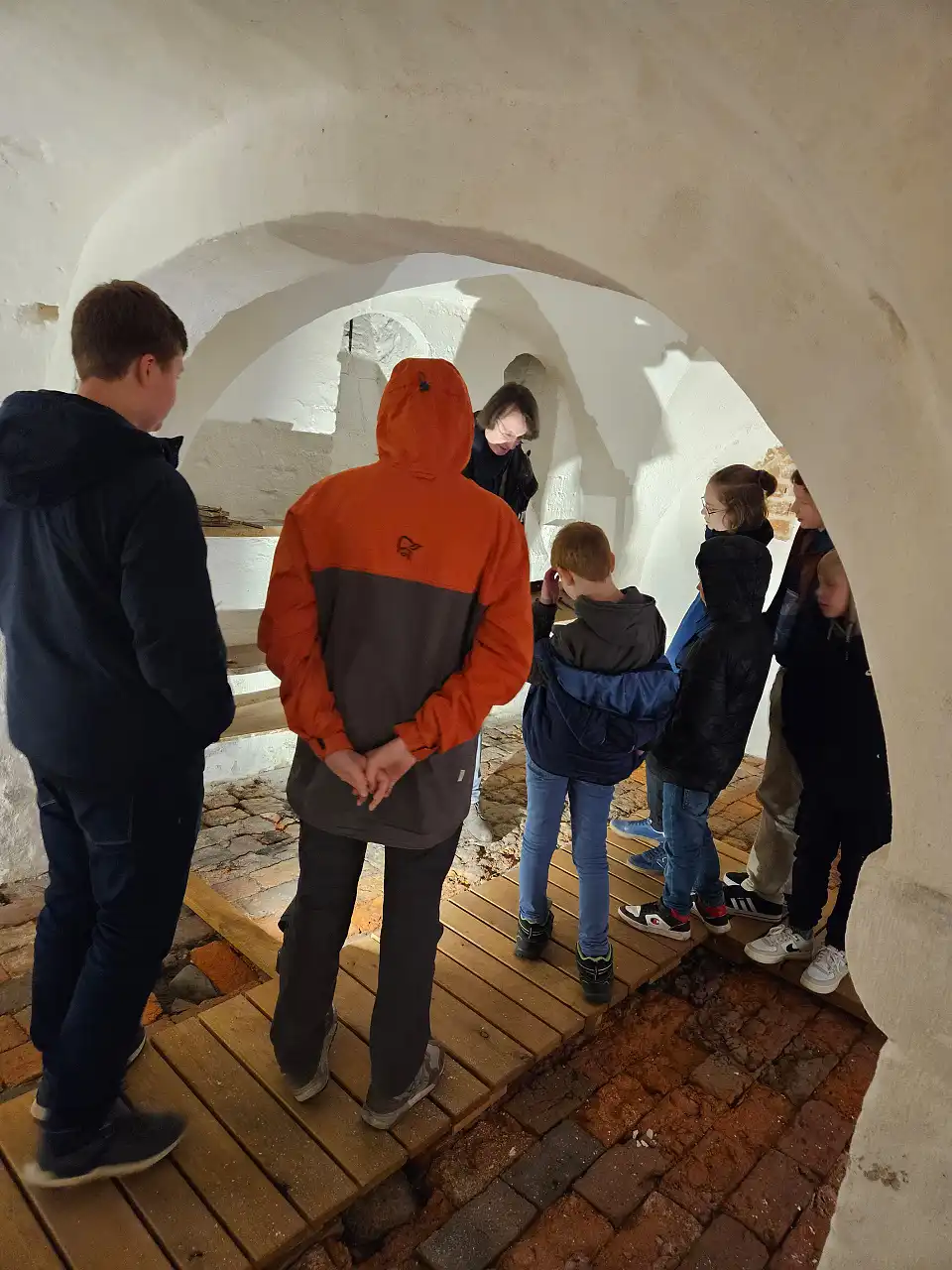 Die jungen Denkmalpfleger im Kellergew&ouml;lbe im Denkmalamt