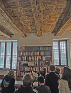 Karin Geiss erklärt die Holzbohlenbalkendecke von 1580 
&tilde; Bildnachweis: Dr. Lorena Pethig