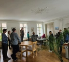 Dr. Achim Todenhöfer zeigt den jungen Besuchern das Landesamt für Denkmalpflege 
&tilde; Bildnachweis: Dr. Lorena Pethig