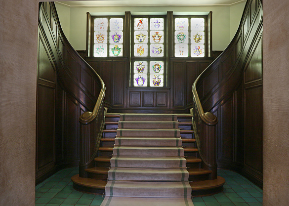 Foyer-Treppe mit Wappenfenster