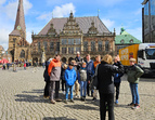 Die Exkursion zur Baumwollbörse führte über den Marktplatz 
˜ Bildnachweis: Dr. Lorena Pethig