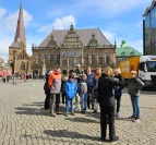 Die Exkursion zur Baumwollbörse führte über den Marktplatz 
&tilde; Bildnachweis: Dr. Lorena Pethig