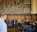 Referatsleiter Hauke Nehring erklärte den im Rathsgestühl sitzenden Schülern das Wandbild Das Salomonische Urteil 
&tilde; Bildnachweis: Dr. Lorena Pethig