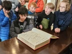 Die Schüler sichtlich fasziniert von der Zeichnung des Künstlers James Rizzi im goldenen Buch des Rathauses 
&tilde; Bildnachweis: Dr. Lorena Pethig