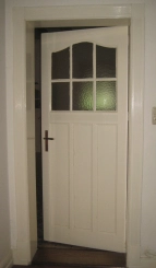 Zimmertür mit Sperrholzkassetten und Fenstern