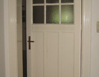 Zimmertür mit Sperrholzkassetten und Fenstern