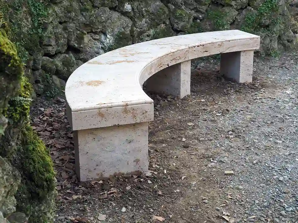 denkmalgerechte Steinbank aus Travertin, M&auml;rz 2020