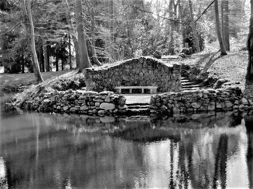 wiederhergestellt: eine romantische Grotte im Spiegelteich, M&auml;rz 2020