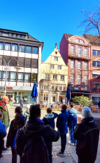 Kurze Erklärung der Fassade des Cafés Stecker in der Innenstadt