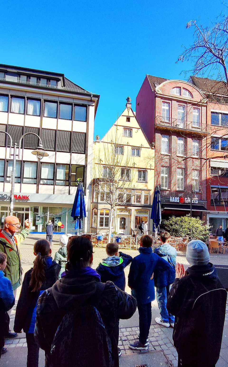 Kurze Erkl&auml;rung der Fassade des Caf&eacute;s Stecker in der Innenstadt