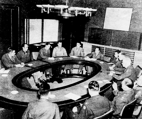 Sitzung des Bremen Port Command im Konferenzraum (heute Raum 213) Juli 1945. Der Konferenztisch aus dem Jahr 1930 ist nicht mehr vorhanden. 
