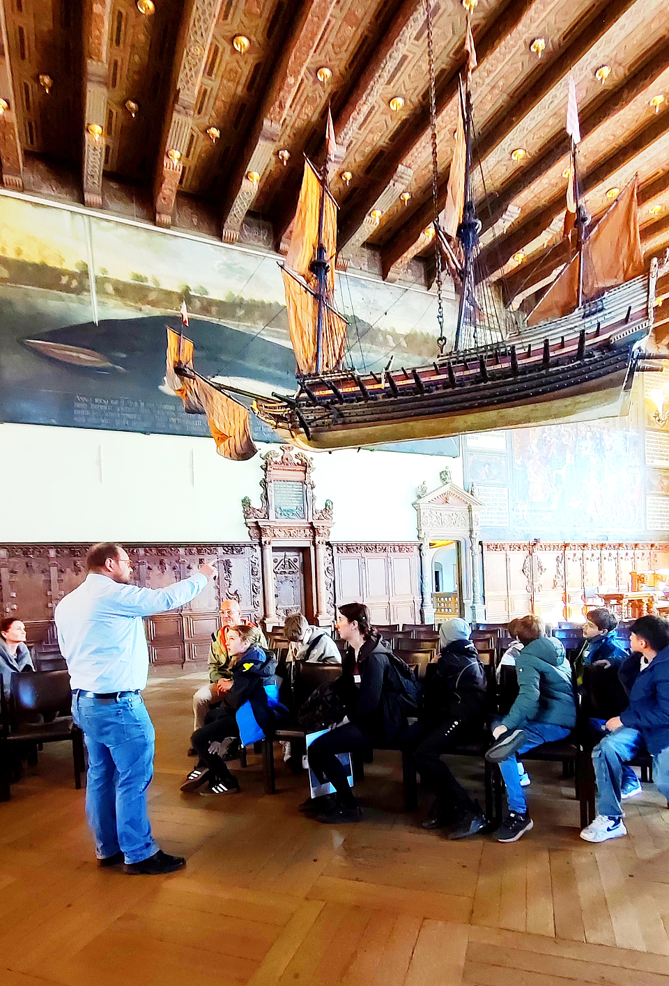 Herr Nehring erkl&auml;rt das Wallfischbild in der Oberen Rathaushalle