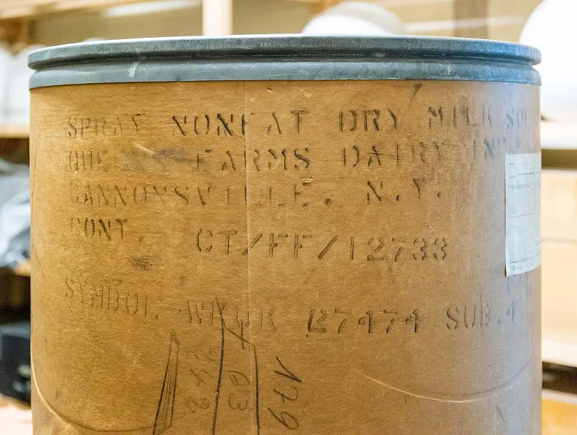 Die Tonne aus fester Pappe (H 73 cm, &Oslash; 50 cm) stammt aus den Best&auml;nden des CRALOG (Council of Relief Agencies Licensed for Operation in Germany - Rat der in Deutschland zugelassenen Hilfswerke). Vom Haus des Reichs aus wurde ab 1946 die Verteilung von Spenden aus den USA (Lebensmittel, Medikamente, Kleidung und Schuhe) an Hilfswerke in ganz Deutschland organisiert. Abb.: SF