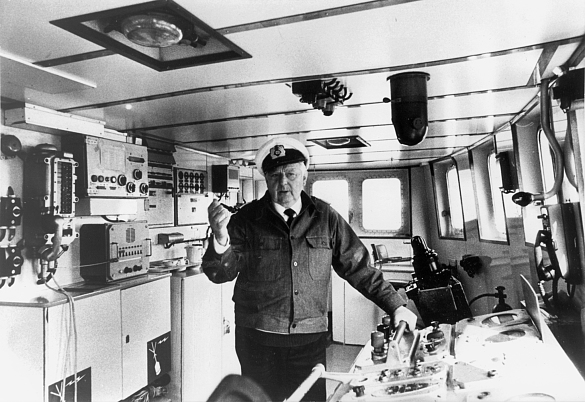 Kapitän Gerhard Hein, der letzte Kapitän der "GERA", auf der Brücke.
