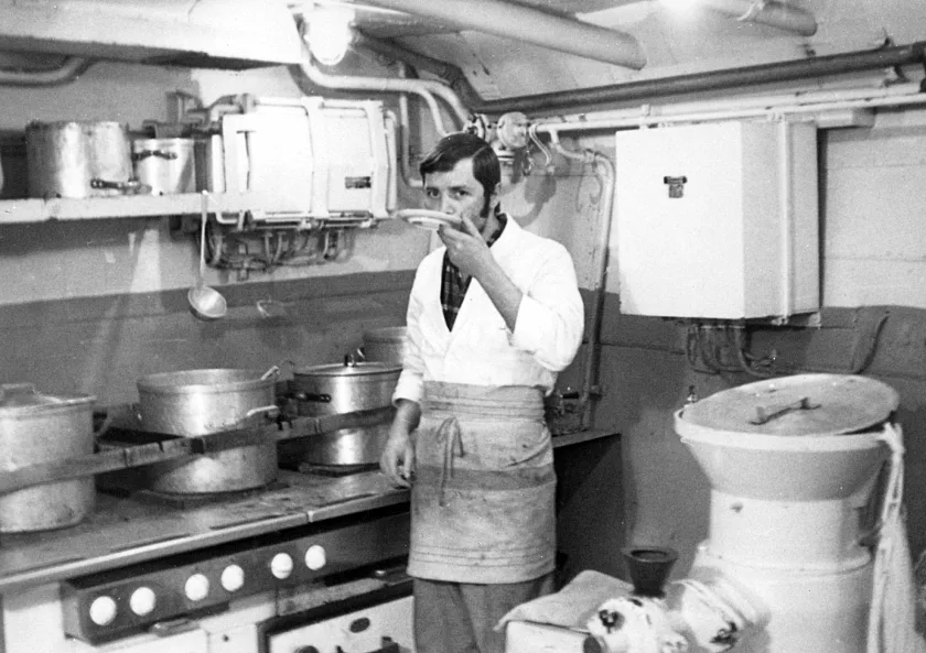 Der Koch schmeckte in seiner Komb&uuml;se unter Deck das Essen ab. F&uuml;r die Laune der Besatzung spielten gute Mahlzeiten eine gro&szlig;e Rolle.