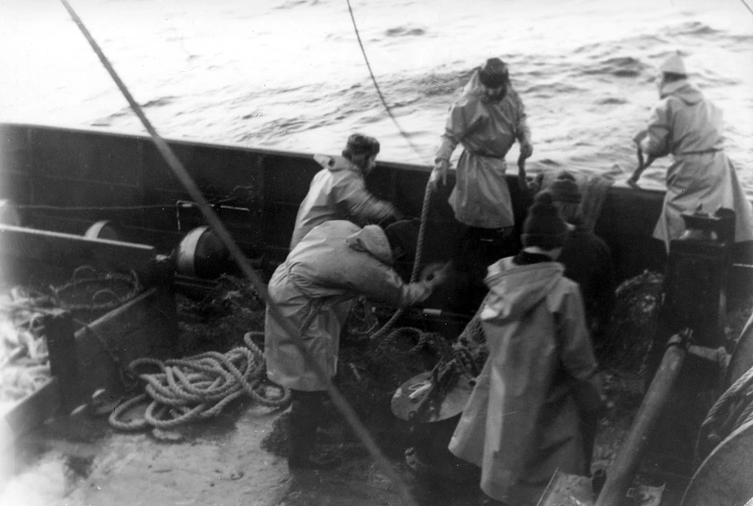 In schwerem &Ouml;lzeug trotzen die M&auml;nner an Bord dem schlechten Wetter.
