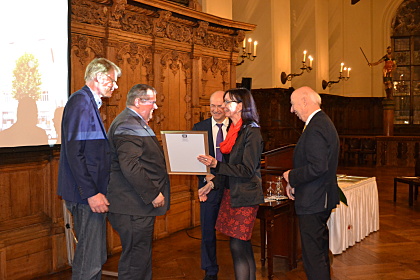 Überreichung einer Anerkennung an Herrn Siems von der Volksbank eG Bremerhaven-Cuxland.