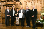 Die MitarbeiterInnen des Gartenbauamtes Bremerhaven mit Urkunde und Plakette