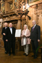 Das Ehepaar Erika und Rolf Diehl mit Urkunde und Plakette