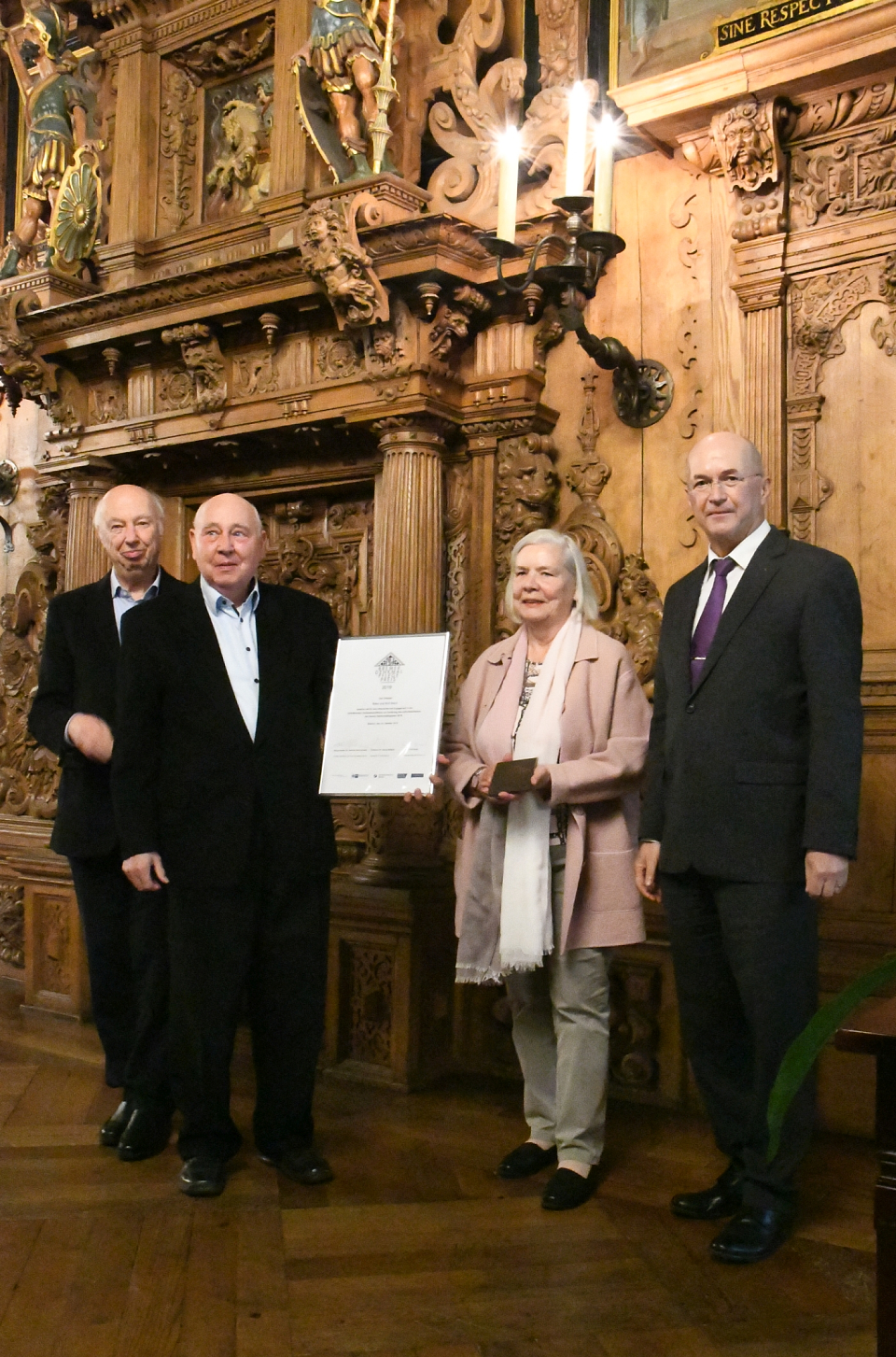 Das Ehepaar Erika und Rolf Diehl mit Urkunde und Plakette