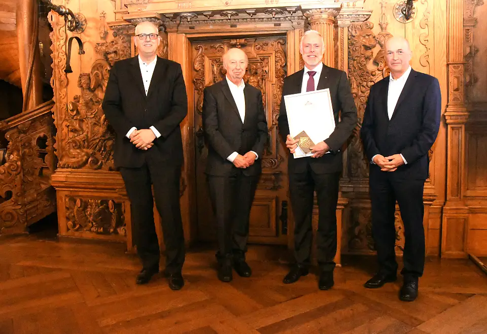 Herr Gro&szlig;mann, Direktor des B&uuml;rgerparkvereins mit Urkunde und Plakette 