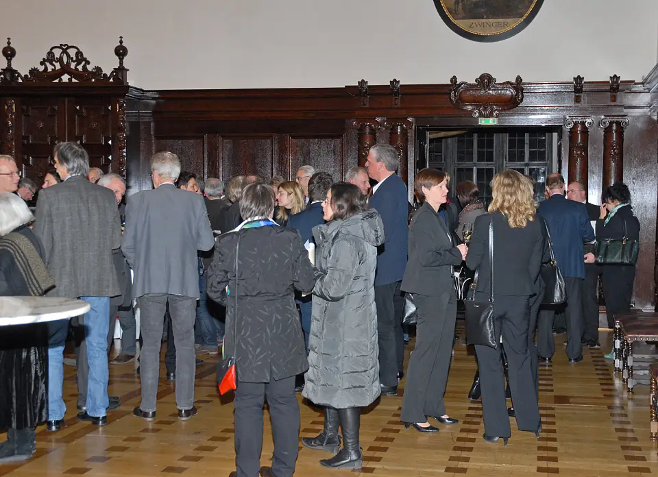 Beim Umtrunk im Festsaal